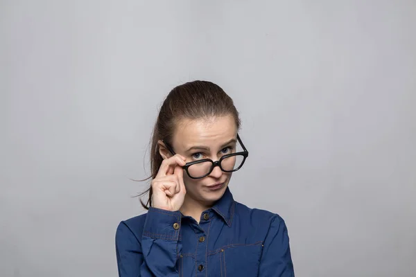 Retrato de mujer gruñona en gafas —  Fotos de Stock