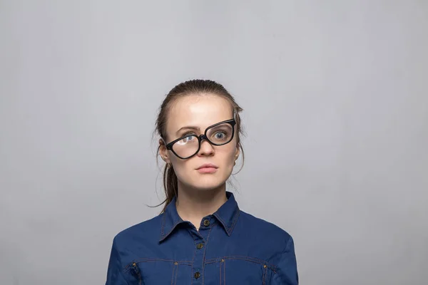 Retrato de mujer recordada en gafas —  Fotos de Stock