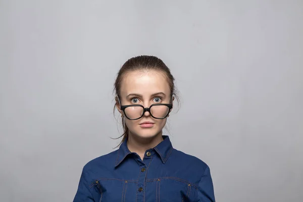 Портрет удивленной женщины в очках — стоковое фото