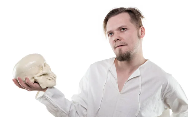 Zdziwiony człowiek z ludzkiej czaszki — Zdjęcie stockowe