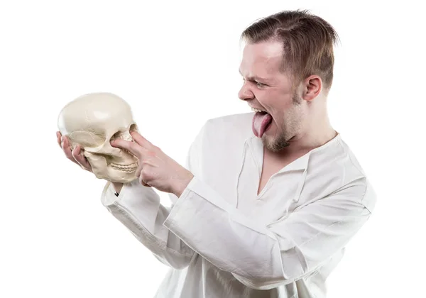 Homem cômico com crânio humano — Fotografia de Stock