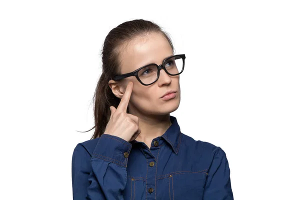 Porträt eines verwirrten Mädchens mit Brille — Stockfoto