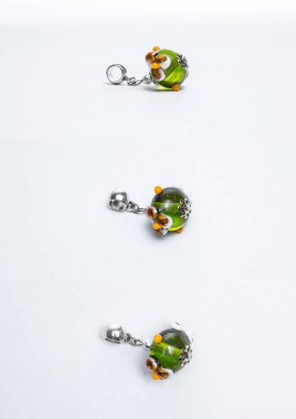 Çok renkli yeşil boncuk cam