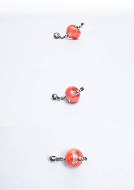 Çok renkli kırmızı boncuk cam