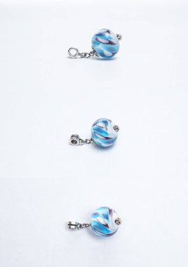 El yapımı cam mavi boncuk