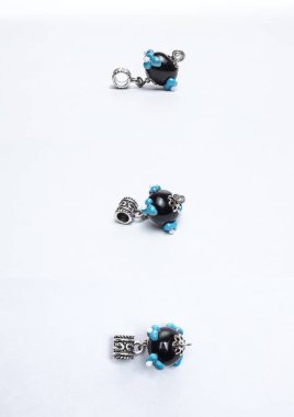 El yapımı cam siyah boncuklar