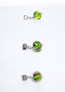 El yapımı cam yeşil boncuk