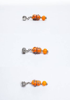 El yapımı turuncu cam boncuklar