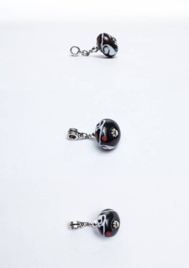 El yapımı siyah cam boncuklar