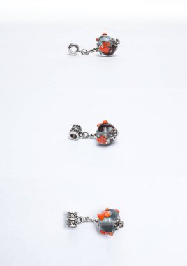 Gri el yapımı cam boncuk