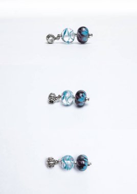 El yapımı çok renkli cam boncuklar