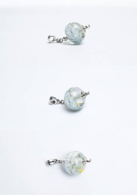 El yapımı beyaz cam boncuklar