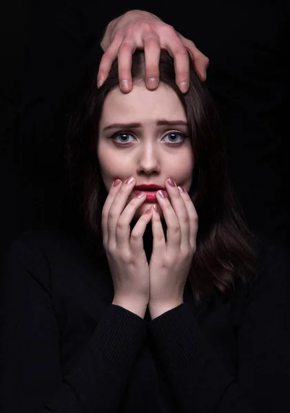 Attraktiv rädd kvinna med händerna — Stockfoto