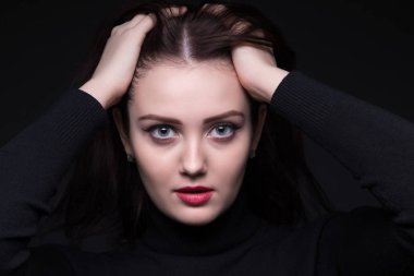 saç elinde güzel bir kadınla