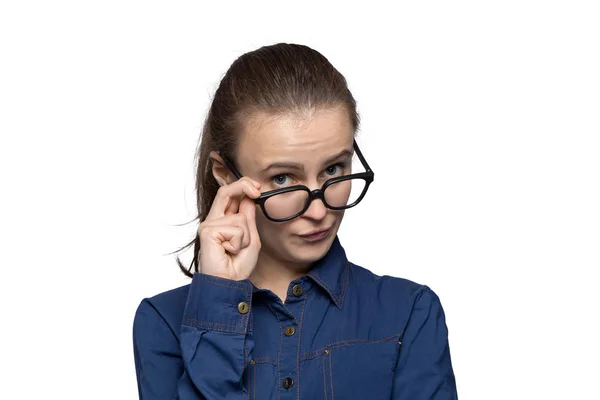 Mujer gruñona en gafas — Foto de Stock
