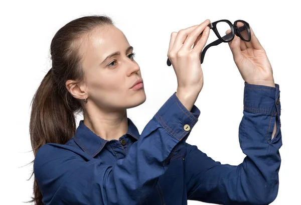 Mujer mirando a través de gafas — Foto de Stock
