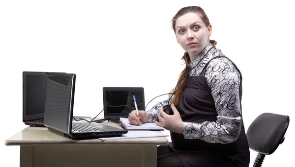 Förvånad ung gravid kvinna på jobbet — Stockfoto