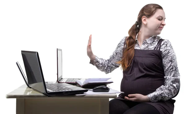 Donna bionda pigra incinta al lavoro — Foto Stock