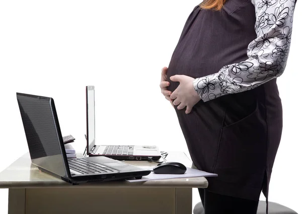 Donna incinta in piedi in ufficio — Foto Stock