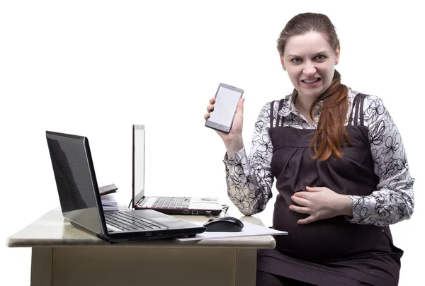 Mujer embarazada enojada con teléfono inteligente — Foto de Stock