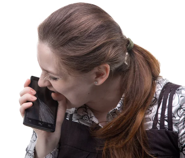 Naštvaná žena kousání popraskané smartphone — Stock fotografie