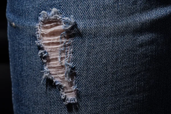 Textur der blauen undichten Jeans — Stockfoto