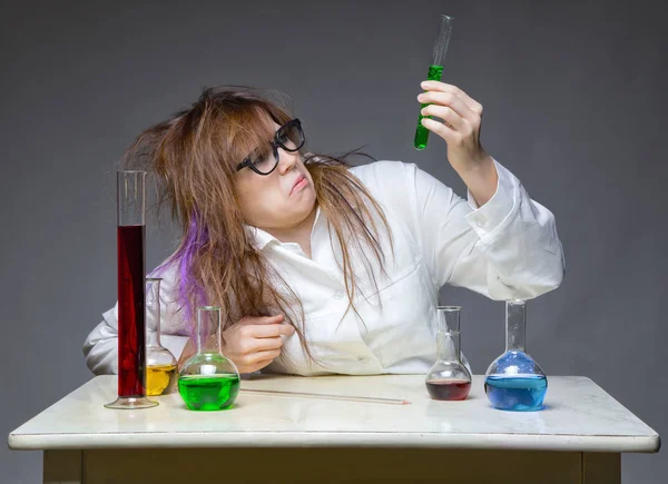 Científico peludo desconfiado en el laboratorio — Foto de Stock