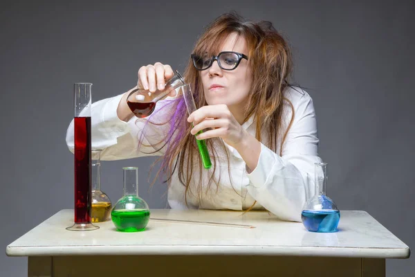 지저분한 화학자 여자를 혼합 — 스톡 사진