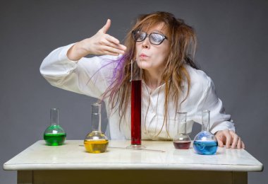 Laboratuvarda koklama shaggy kimyager