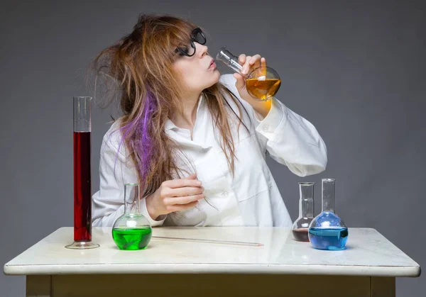 Beber científico peludo en el laboratorio — Foto de Stock