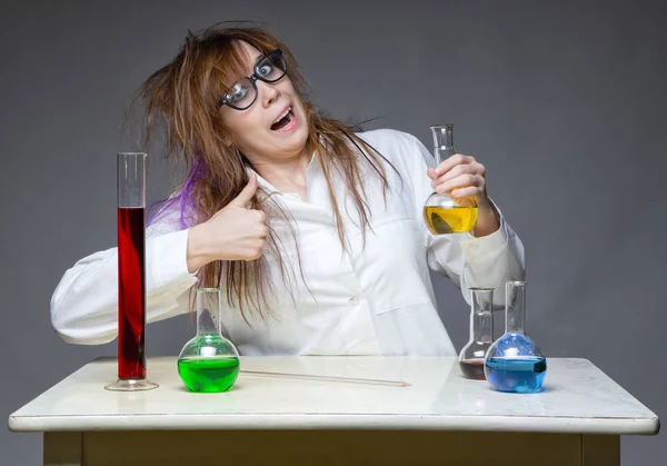 Shaggy científico mostrando pulgar en el laboratorio — Foto de Stock