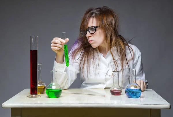 Científico escéptico peludo en el laboratorio — Foto de Stock