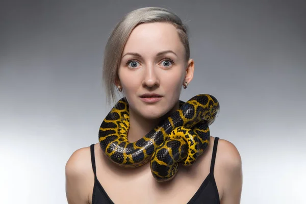 Donna con anaconda sul collo — Foto Stock