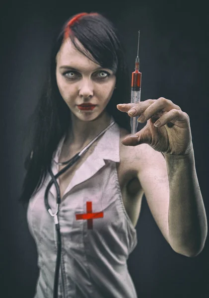 Monster sjuksköterska med spruta, skräck stil — Stockfoto