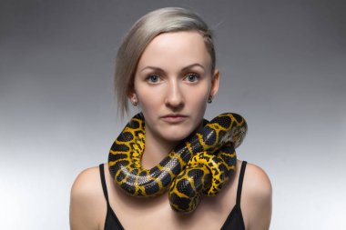 Yılan boynunda kadınla