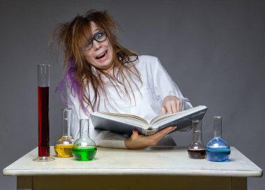 Okuma gülen bilim adamı ile cam şişe