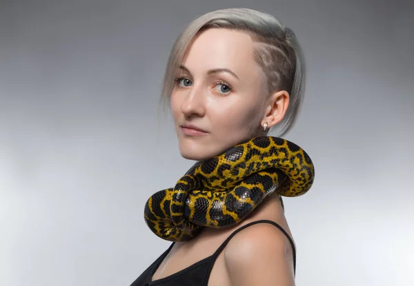 Donna con serpente giallo sul collo — Foto Stock