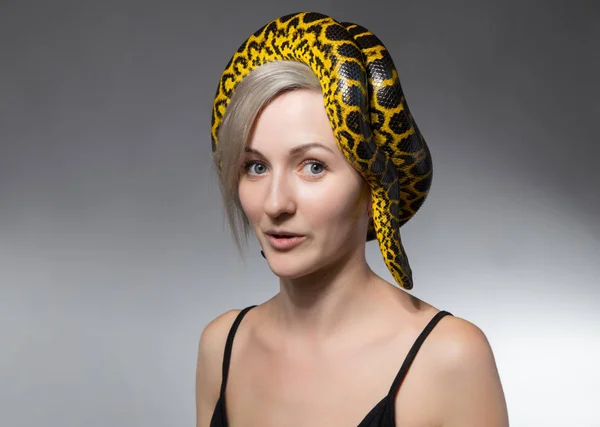 Vrouw en slang op haar hoofd — Stockfoto