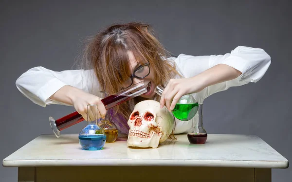 Misturando professor líquido com crânio humano — Fotografia de Stock