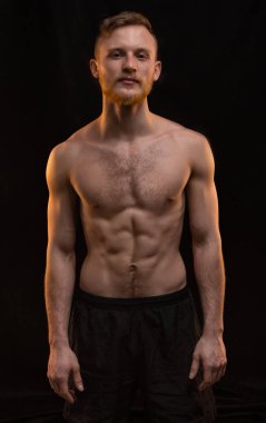 Genç sarışın adam kas vücut ile