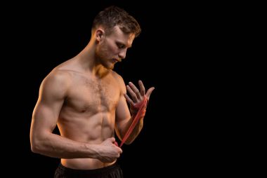 Savaşçı adam boks bandaj ile sakallı