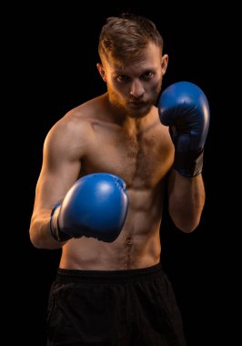 Sakallı boksör adam egzersiz sırasında