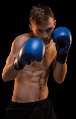 Boks eldivenli sakallı genç adam
