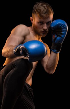 Boks eldivenli genç adam.