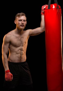 Kum torbası ile kas adam