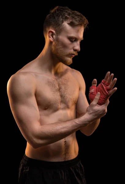 Combatiente hombre con vendajes de boxeo rojo — Foto de Stock