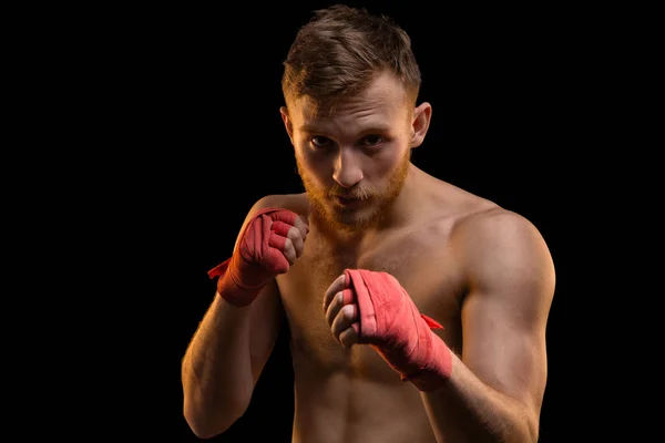 Combatiente con vendajes de boxeo rojo —  Fotos de Stock