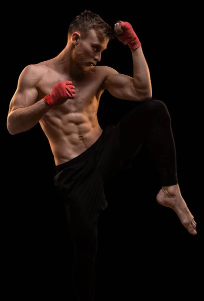 Hombre muscular durante el entrenamiento — Foto de Stock