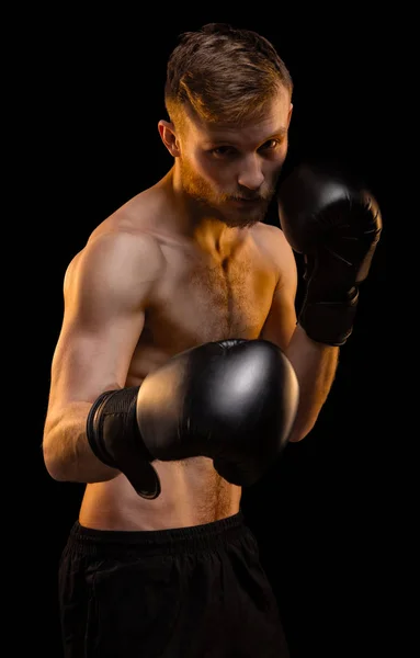 Joven boxeador durante el entrenamiento — Foto de Stock