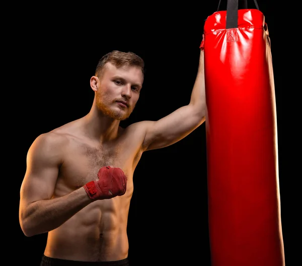 Ung boxare man med slagsäck — Stockfoto